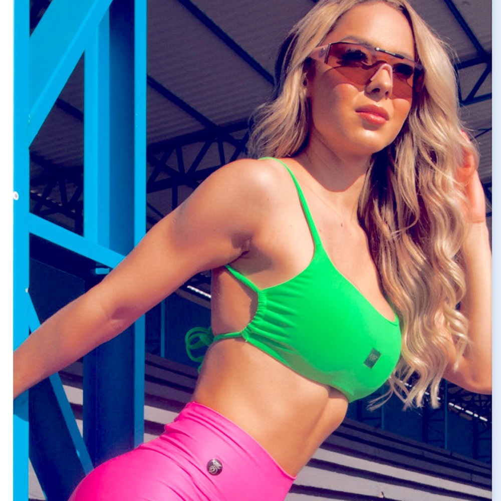NWT gym top workout cool Material tie back backless amazing flattering